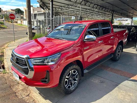 TOYOTA HILUX 2.8 D-4D TURBO DIESEL CD SRX 4X4 AUTOMÁTICO